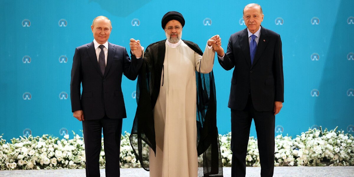 Про левую руку аятоллы Али Хаменеи, которой он поздоровался с Путиным