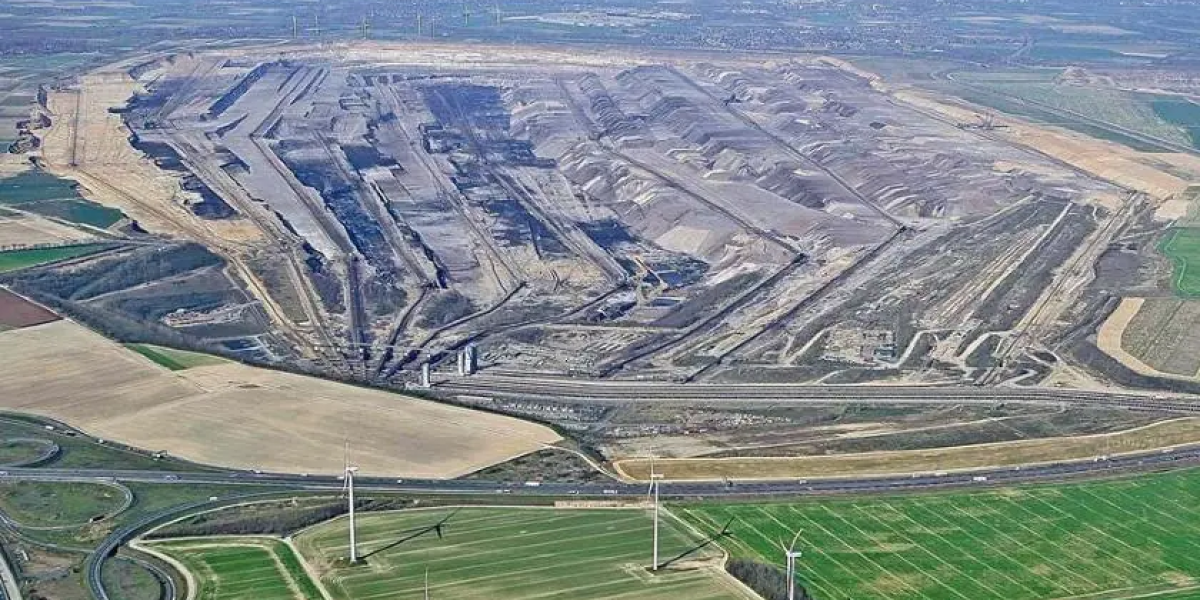 В Германии убирают ветряную электростанцию и сносят целый город, чтобы добывать уголь