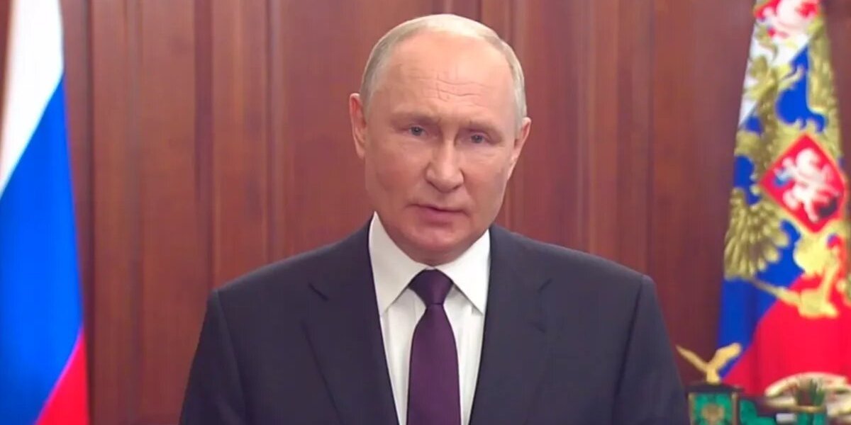 Путин поздравил россиян с Днем флага России